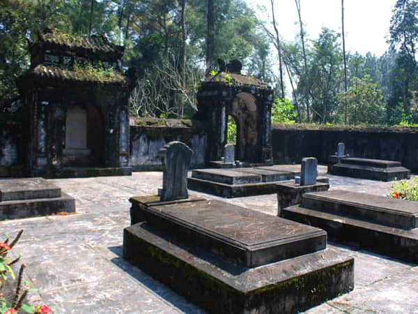 Chiêm bao thấy mình nhảy vào bia mộ 