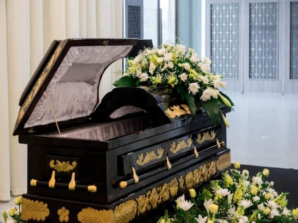 Chiêm bao thấy quan tài mở nắp trong khu nghĩa địa