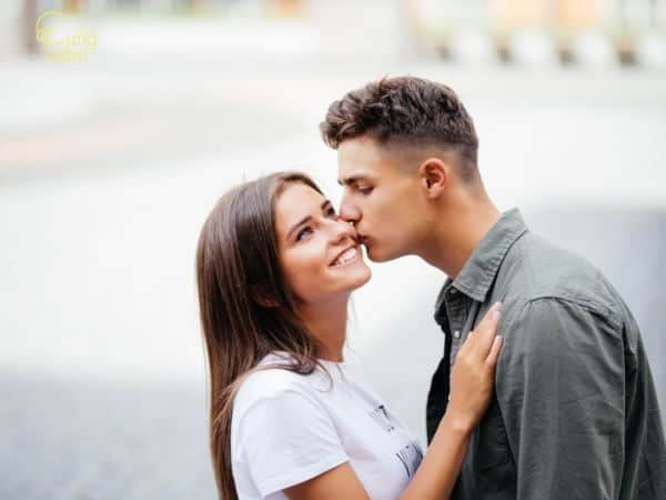 Mơ thấy hôn bạn thân báo hiệu điềm dữ hay lành