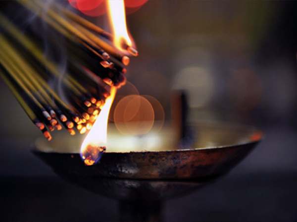 Bát hương bốc cháy