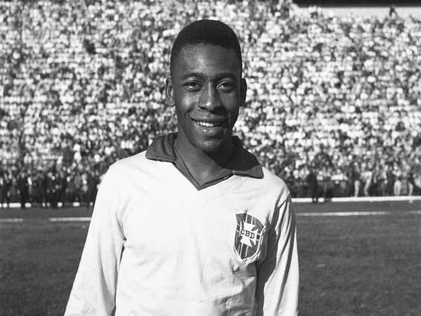 Pele cũng là một trong các cầu thủ đánh đầu hay nhất bóng đá thế giới