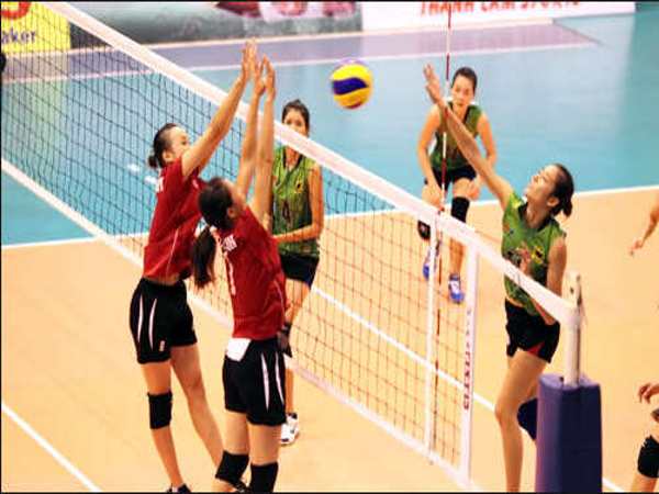 Nhìn thấy đang tập đánh bóng chuyền