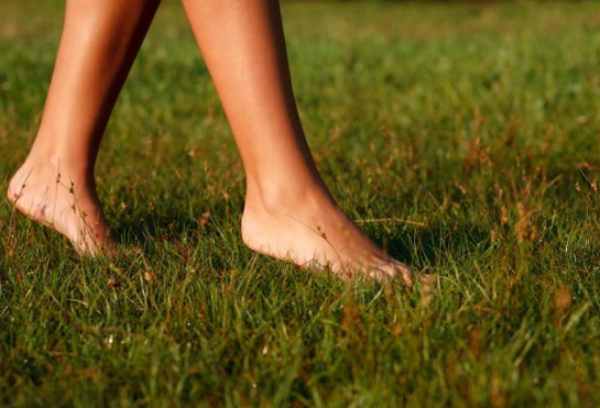 Mơ thấy mình đi chân đất nhưng cảm thấy thoải mái, vui vẻ