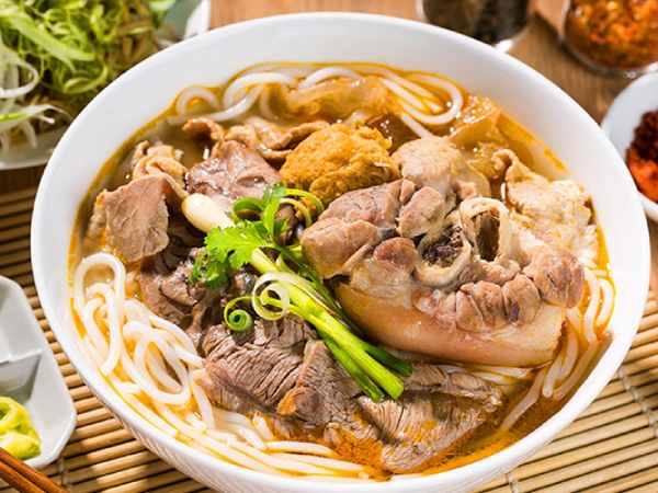 Mơ thấy ăn bún với người lạ