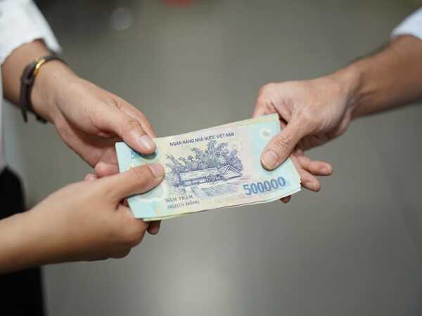 Nằm mơ thấy người thân cho tiền là điềm báo gì, con số nào lộc phát?