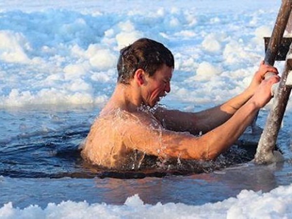 Nằm mơ thấy bơi trong nước là điềm gì, hên hay xui?